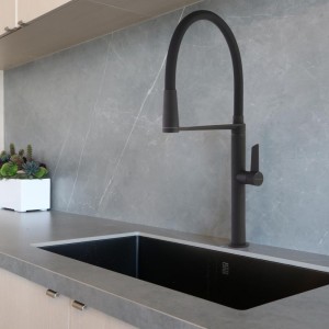 Acabados - Monomando de cocina minimalista negro
